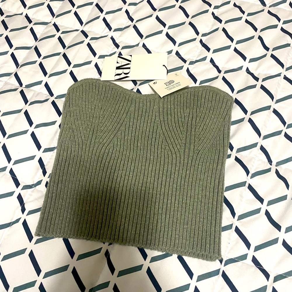 Knitted crop top with structure